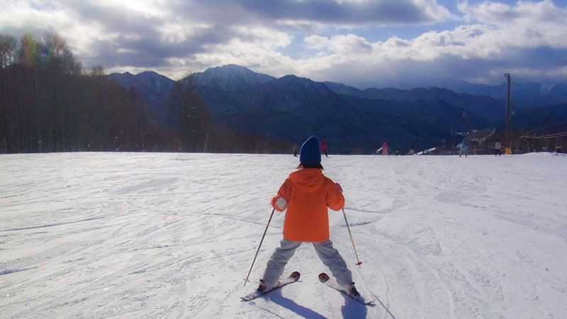 子供のスキー・スノボの始め方！キッズスクールのあるおすすめスキー場も｜スキー市場情報局