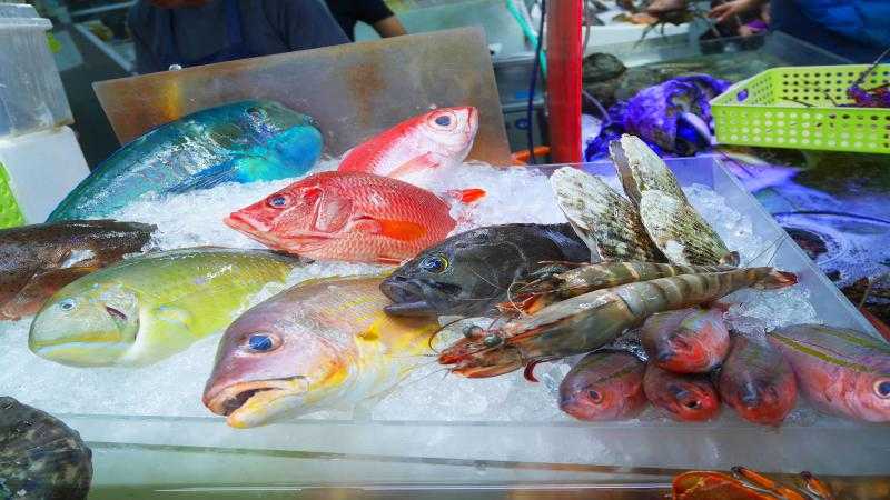 沖縄の魚を見て 食べて楽しめる 公設市場 でグルメ三昧 トリッパー