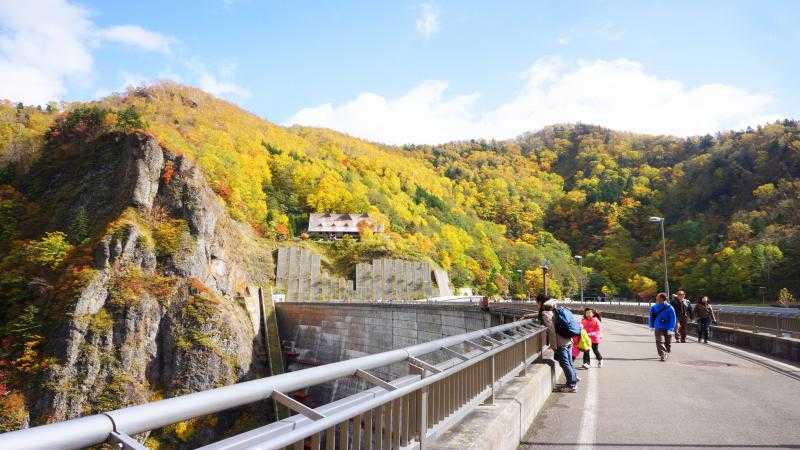 札幌市民の水源地 紅葉の豊平峡ダムには驚きがいっぱい トリッパー